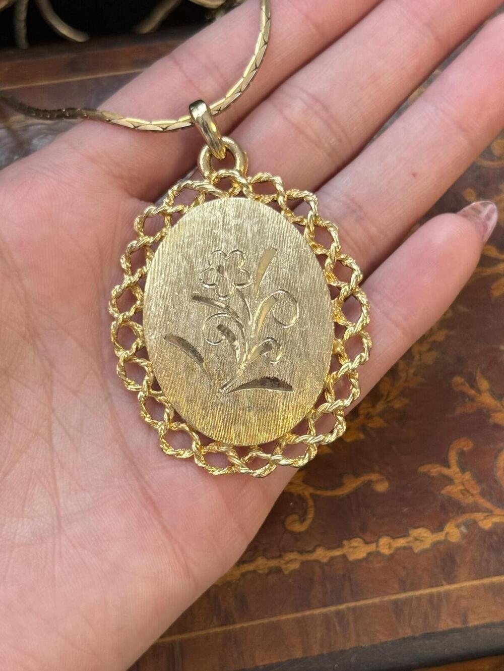 Vintage Gold Tone Etched Flower Pendant Necklace